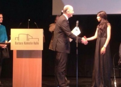 ����� ����