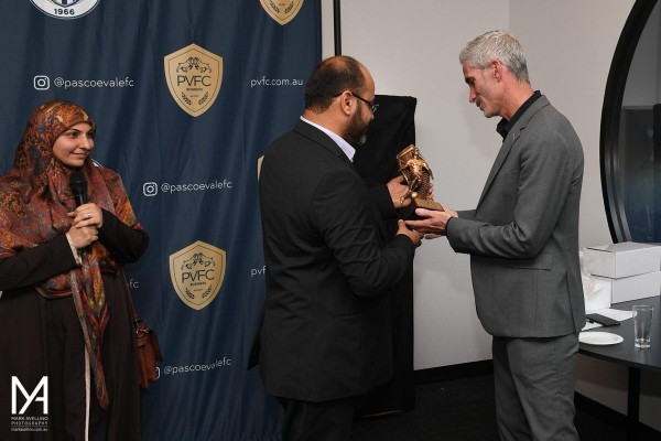 يحيى الحديد لحظة تكريمه لكريغ فوستر