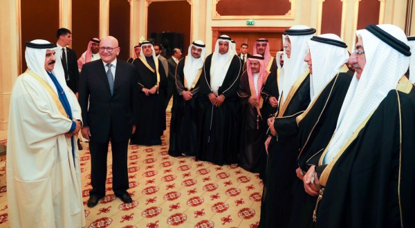 الملك ملتقيا التجار الذين رافقوه إلى تركمانستان